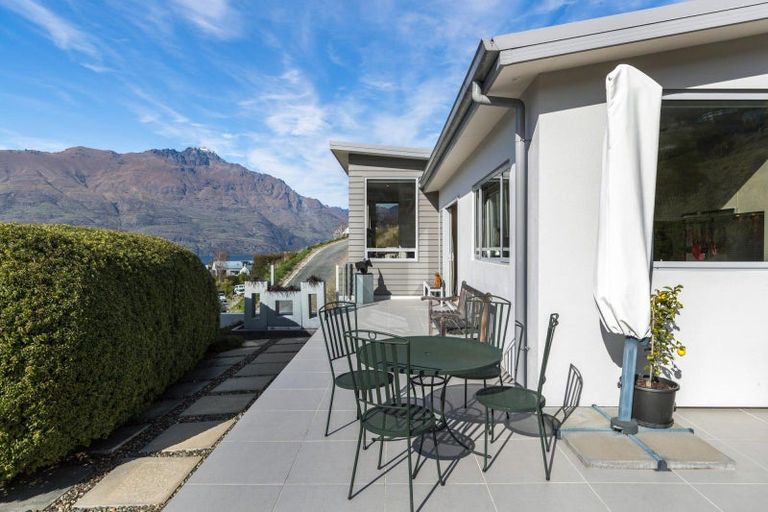Photo of property in 9 Matakauri Place, Fernhill, Queenstown, 9300