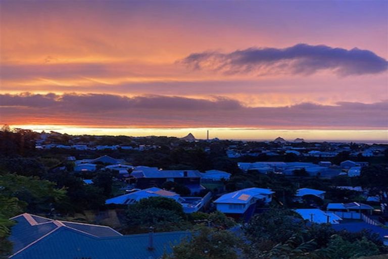 Photo of property in 3a Hillcrest Street, Glen Avon, New Plymouth, 4312