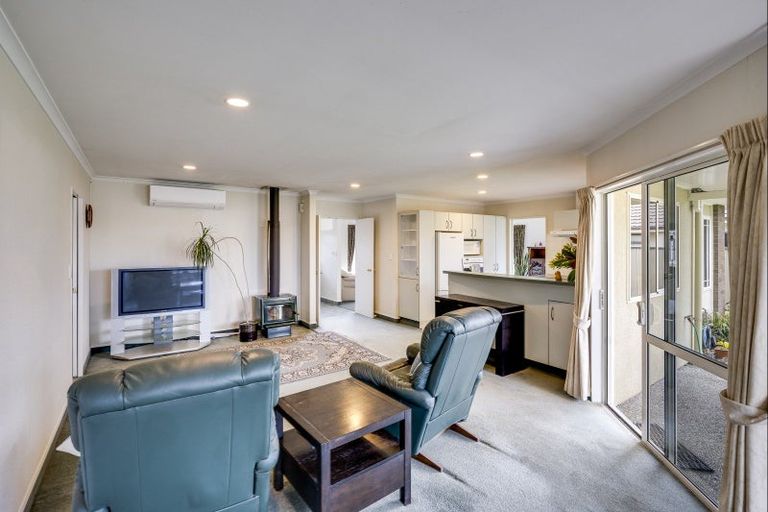 Photo of property in 19 Addington Place, Taradale, Napier, 4112