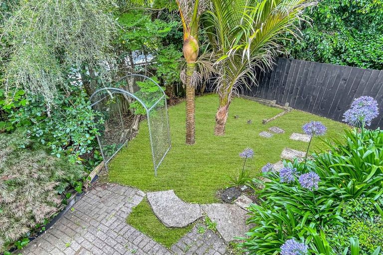 Photo of property in 22 Randal Place, Bayview, Auckland, 0629
