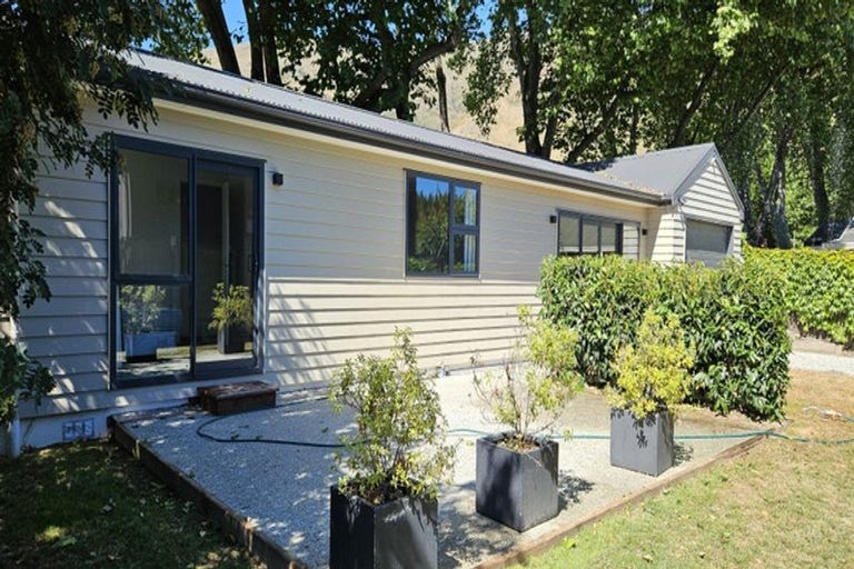 Photo of property in 17 Heuchan Lane, Wanaka, 9305