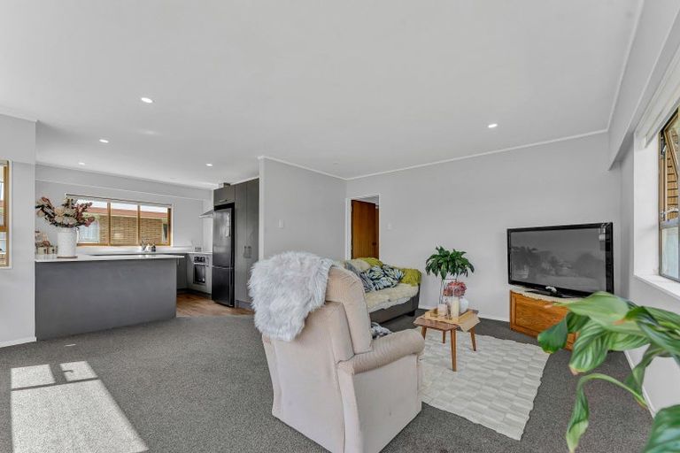 Photo of property in 17 Edgewater Parade, Waiuku, 2123