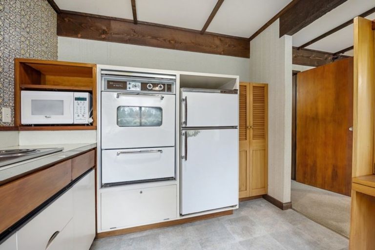 Photo of property in 74 Blue Mountains Road, Pinehaven, Upper Hutt, 5019