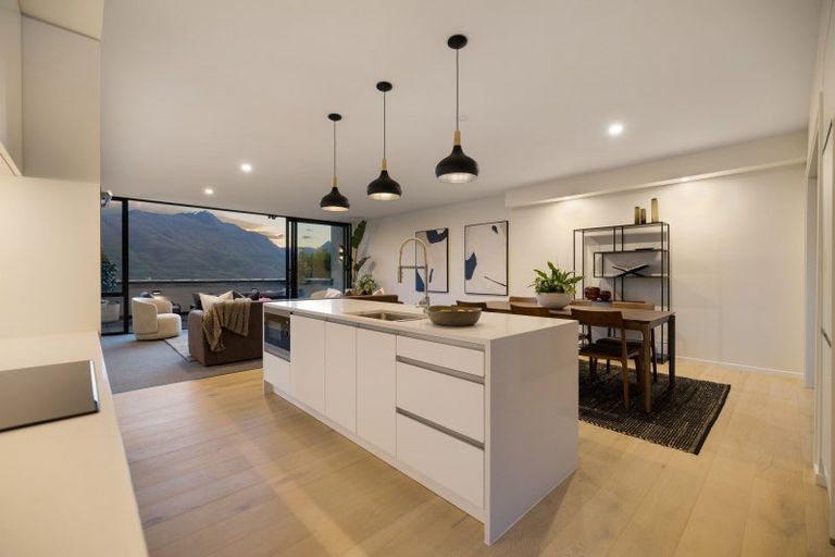 Photo of property in 14 Vancouver Drive, Queenstown, 9300