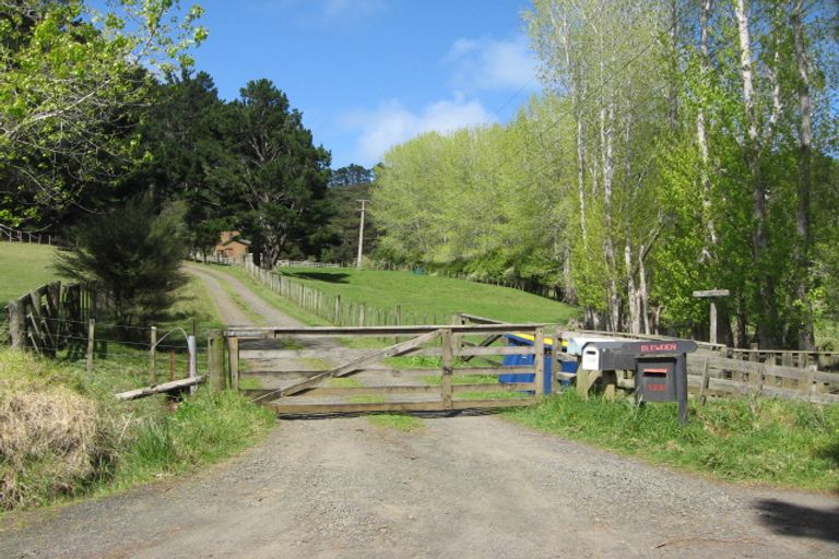 Photo of property in 122 Bethells Road, Waitakere, Henderson, 0781