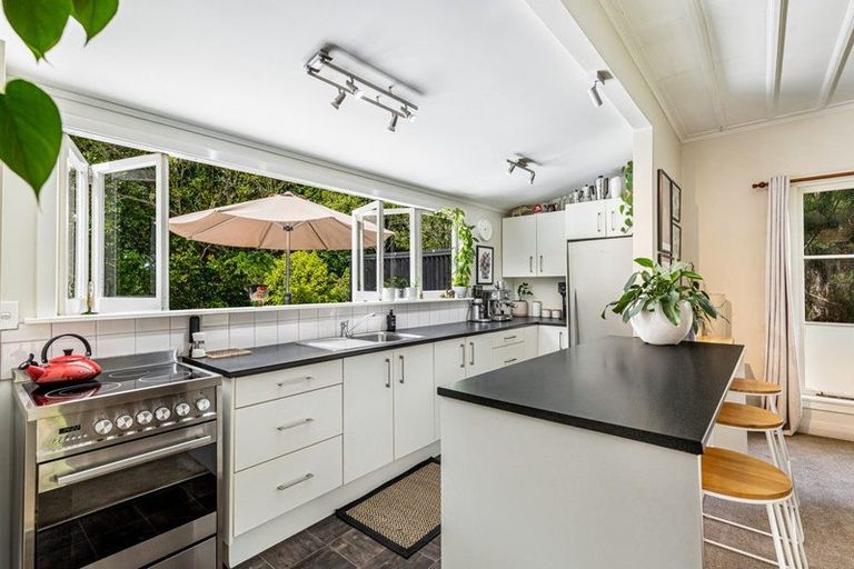 Photo of property in 218 Woodlands Park Road, Titirangi, Auckland, 0604