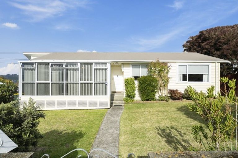 Photo of property in 22 Gray Avenue, Paraparaumu Beach, Paraparaumu, 5032