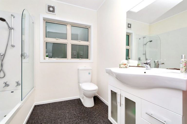 Photo of property in 6a Julia Place, Tawa, Wellington, 5028