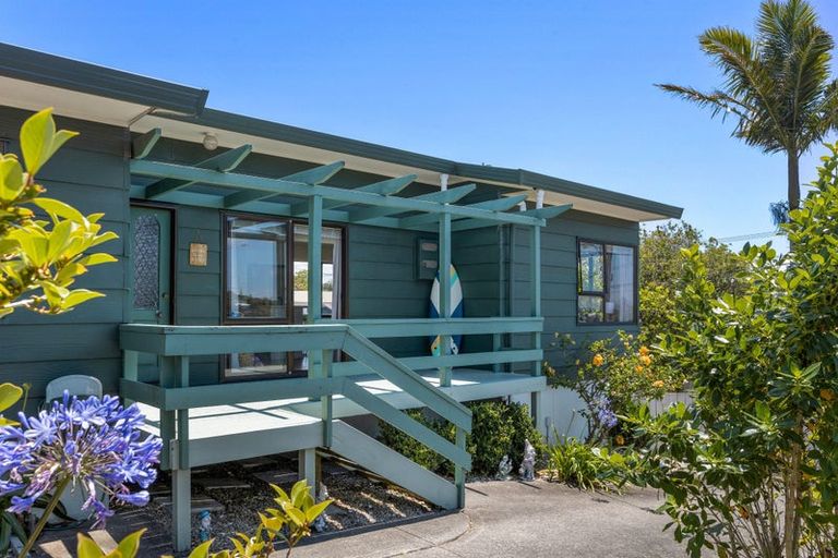 Photo of property in 21 Red Beach Road, Red Beach, 0932