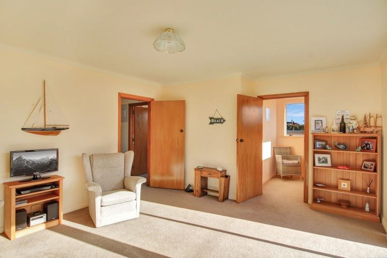 Photo of property in 19 Marine Parade South, Foxton Beach, Foxton, 4815