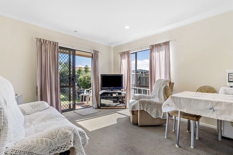 Photo of property in 18 Dungarvon Place, Clendon Park, Auckland, 2103