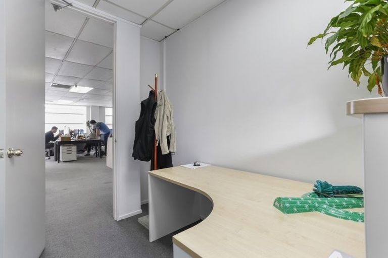 Photo of property in 1/2 College Road, Northcote, Auckland, 0627