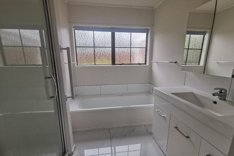 Photo of property in 17 Palmetto Place, Goodwood Heights, Auckland, 2105