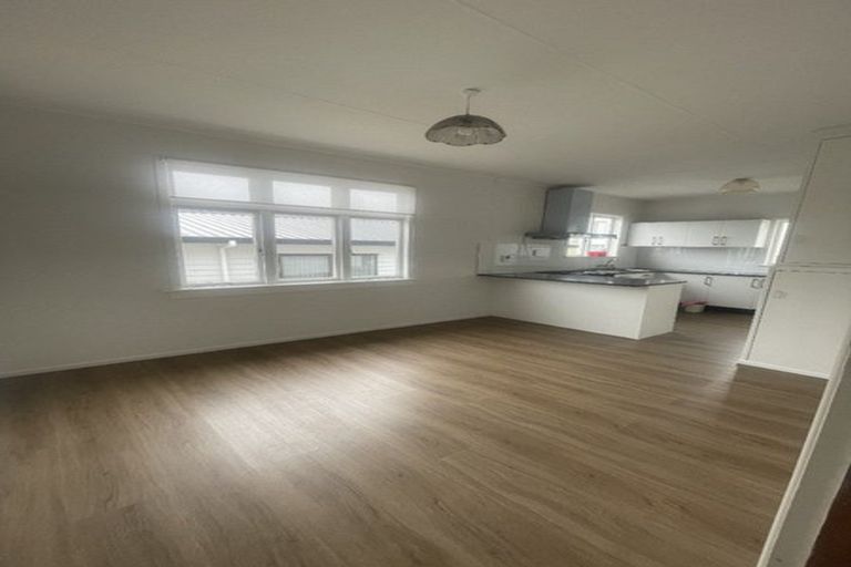 Photo of property in 22 Lincoln Park Avenue, Massey, Auckland, 0614