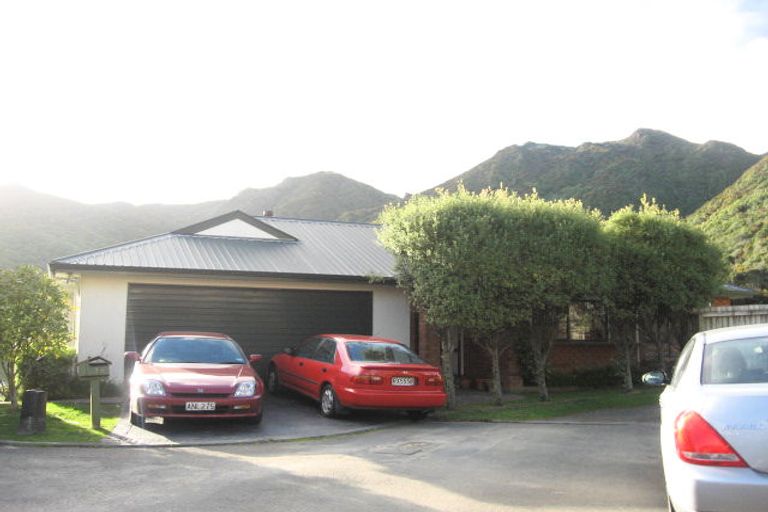 Photo of property in 18 Kapil Grove, Khandallah, Wellington, 6035