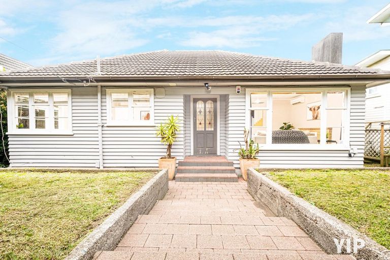 Photo of property in 27 Spenmoor Street, Newlands, Wellington, 6037