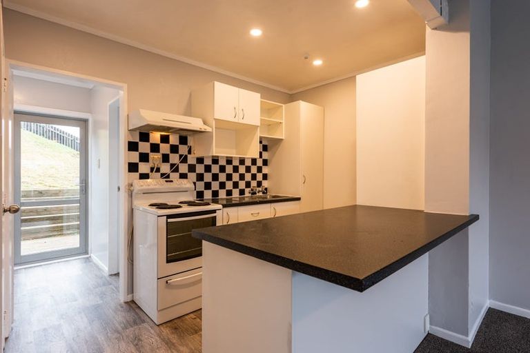 Photo of property in 7 Chetwode Grove, Newlands, Wellington, 6037