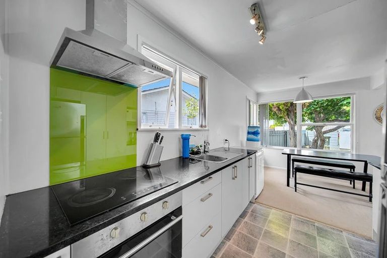 Photo of property in 23 Kemble Close, Mangere, Auckland, 2022