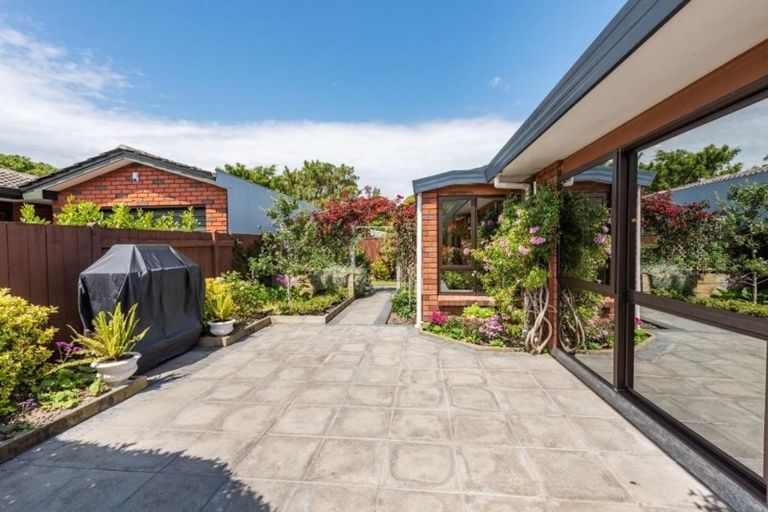 Photo of property in 2/10 Bellevue Road, Woburn, Lower Hutt, 5010