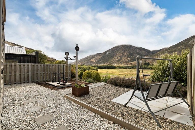 Photo of property in 24 Huxley Place, Lake Hayes, Queenstown, 9304