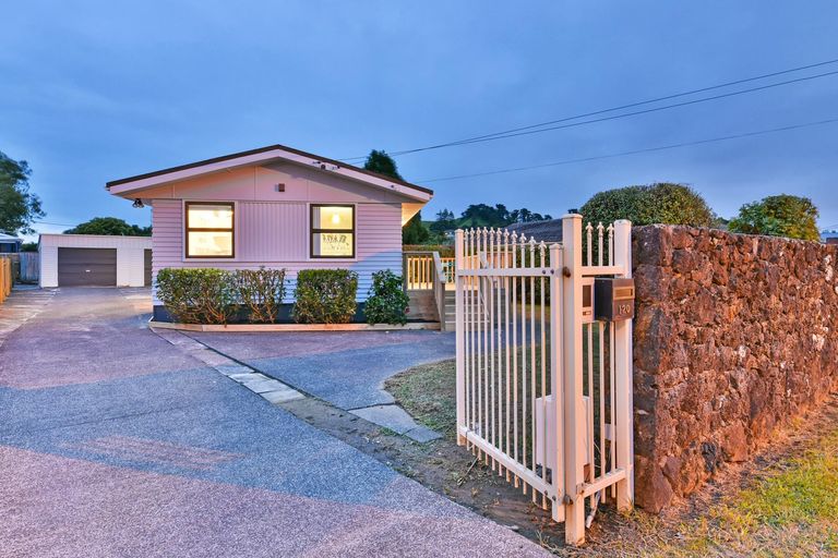 Photo of property in 120 Coronation Road, Mangere Bridge, Auckland, 2022