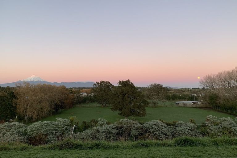 Photo of property in 326 Paraite Road, Paraite, New Plymouth, 4373