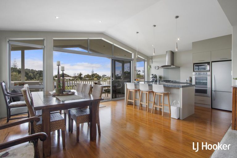 Photo of property in 28 Reo Crescent, Waihi Beach, 3611