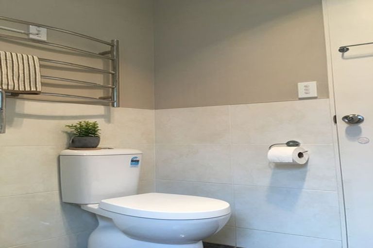 Photo of property in 22 Lynden Avenue, Hillcrest, Auckland, 0627