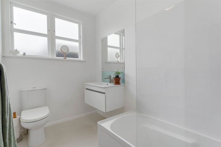 Photo of property in 32 Lynden Avenue, Hillcrest, Auckland, 0627