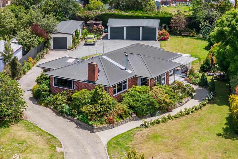 Photo of property in 76 Rhodes Street, Waimate, 7924