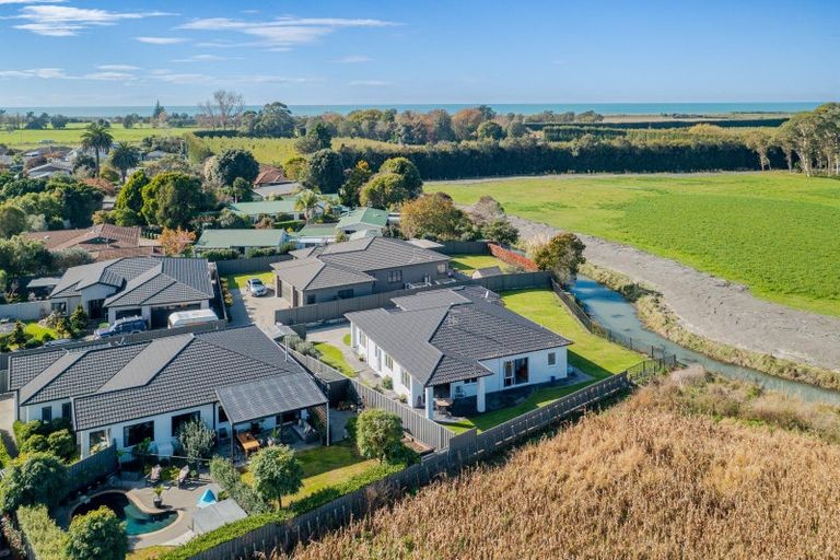 Photo of property in 32 Heynes Place, Clive, 4102