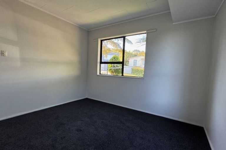 Photo of property in 26b Cheltenham Terrace, Newlands, Wellington, 6037