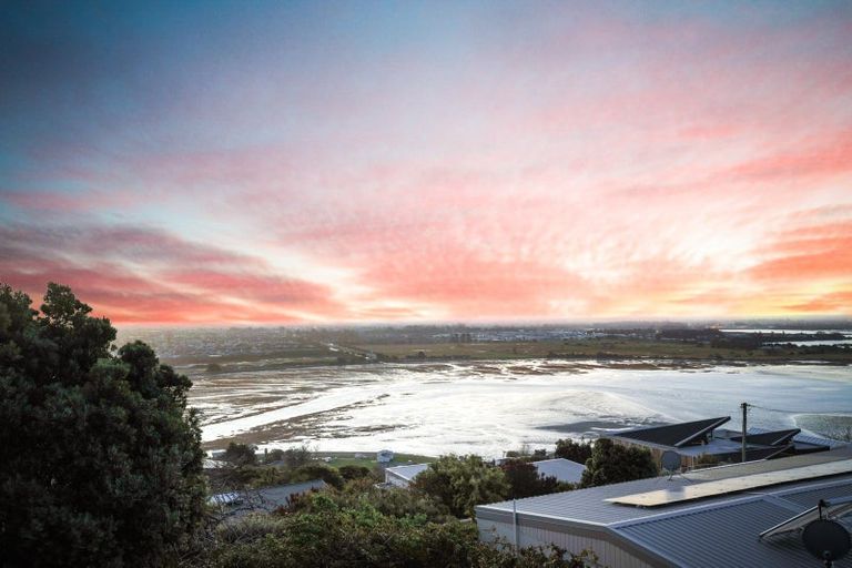 Photo of property in 320 Cannon Hill Crescent, Mount Pleasant, Christchurch, 8081