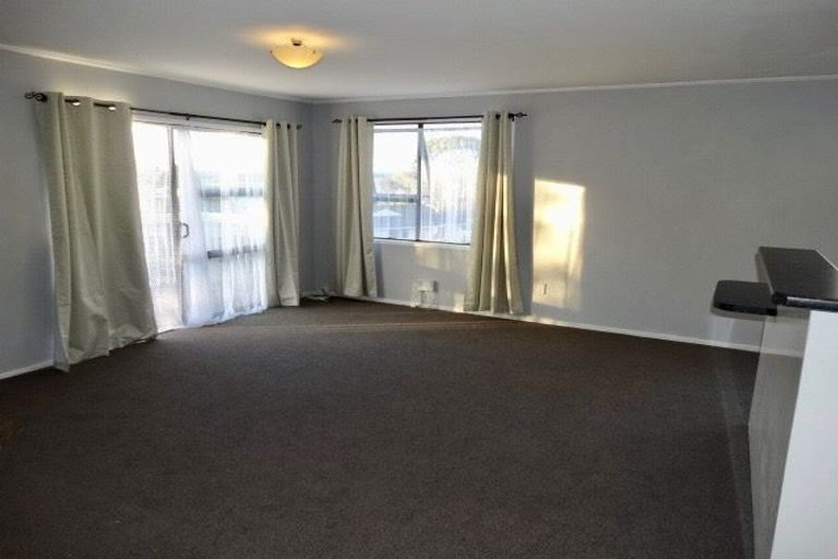 Photo of property in 28 Beauchamp Drive, Massey, Auckland, 0614