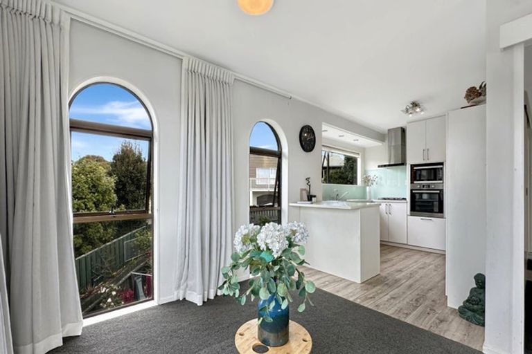 Photo of property in 2/5 Manaia Place, Mairangi Bay, Auckland, 0630