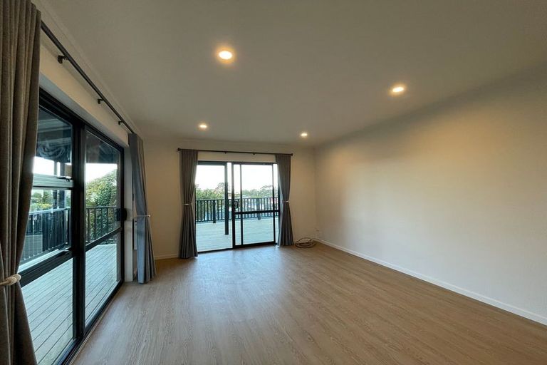 Photo of property in 1/16 Glen Vista Place, Bayview, Auckland, 0629
