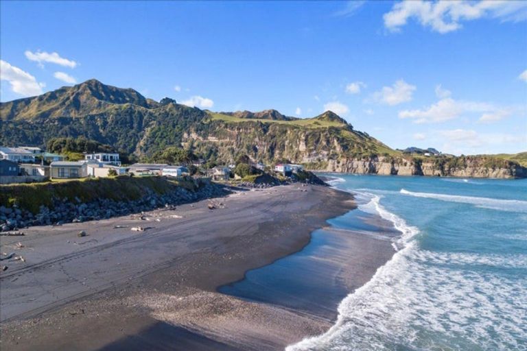 Photo of property in 8 Point Road, Mokau, 4376