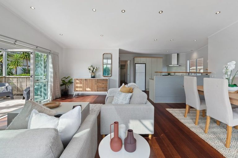 Photo of property in 2/2 Salem Place, Torbay, Auckland, 0630