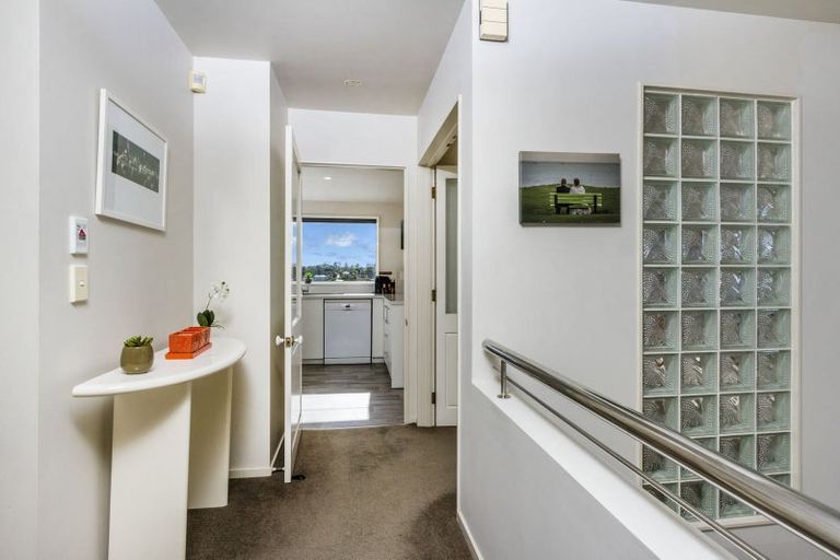 Photo of property in 3/133 Carlisle Road, Northcross, Auckland, 0632