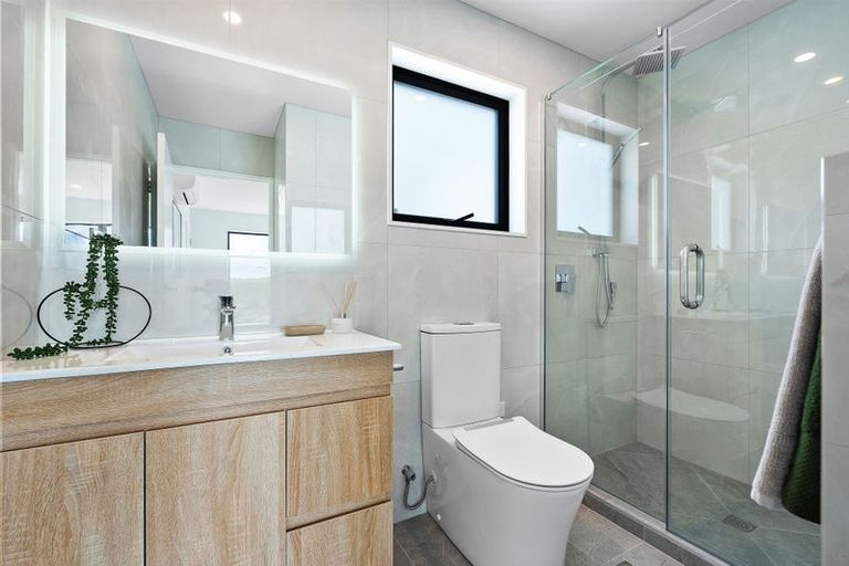 Photo of property in 1/1090 Beach Road, Torbay, Auckland, 0630