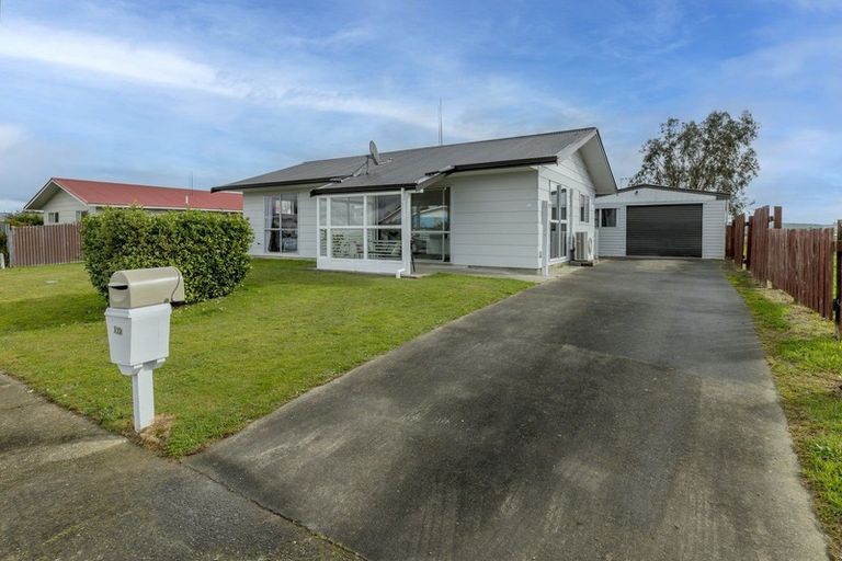 Photo of property in 112 Ryder Crescent, Levin, 5510