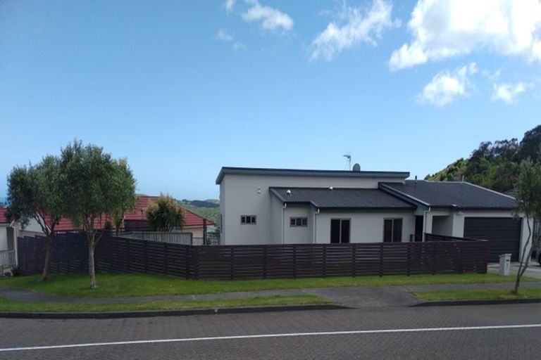 Photo of property in 1 Greenstone Place, Aotea, Porirua, 5024
