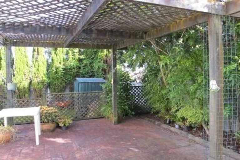Photo of property in 17 Meadowood Drive, Unsworth Heights, Auckland, 0632