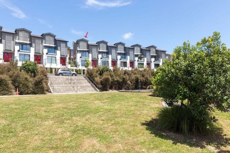 Photo of property in 2/10 Silver Moon Road, Albany Heights, Auckland, 0632