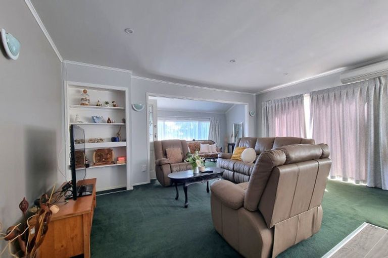 Photo of property in 176 Gossamer Drive, Pakuranga Heights, Auckland, 2010