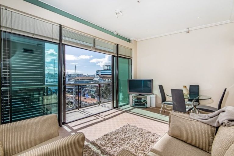 Photo of property in The Quays Apartments, 4m/99 Customs Street, Auckland Central, Auckland, 1010