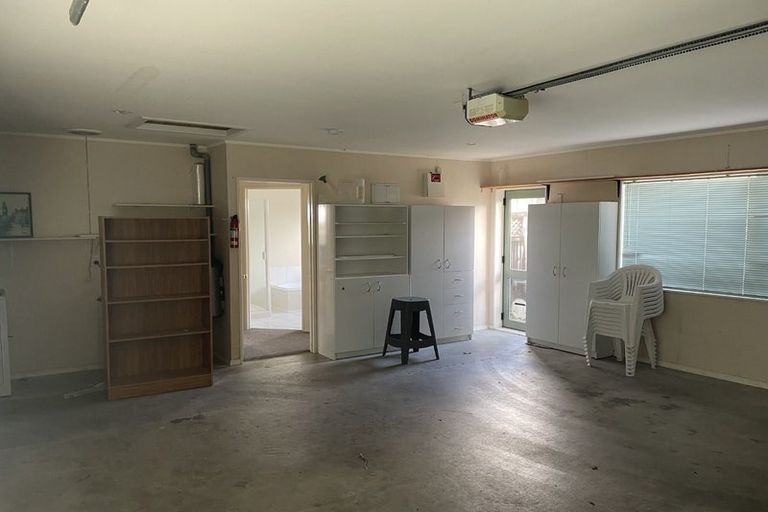 Photo of property in 17 Summerland Drive, Henderson, Auckland, 0612