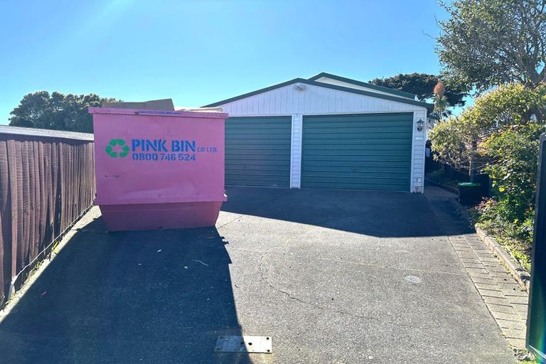 Photo of property in 16 Nerissa Place, Randwick Park, Auckland, 2105