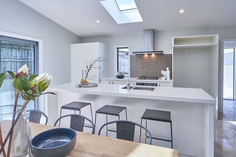 Photo of property in 5a Woodstock Place, Hokowhitu, Palmerston North, 4410