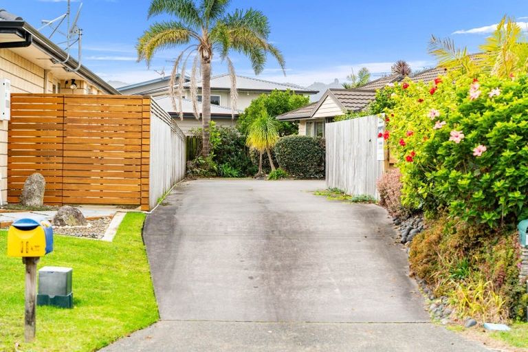 Photo of property in 11 Miami Place, One Tree Point, 0118